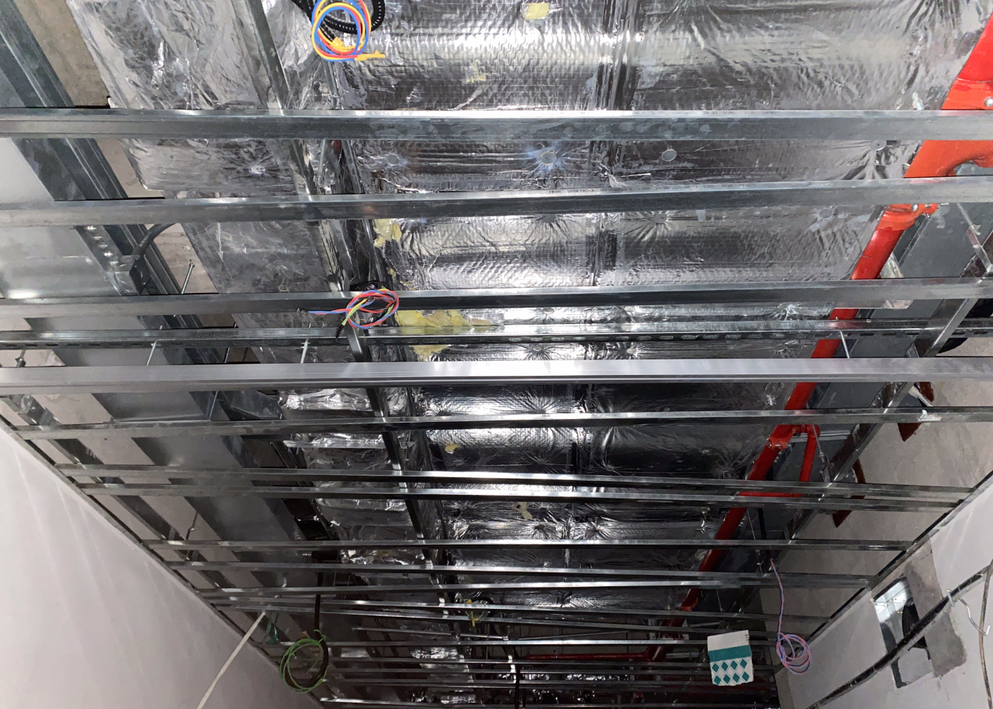 昆山六院项目恒开利防火玻璃挡烟垂壁上轨安装