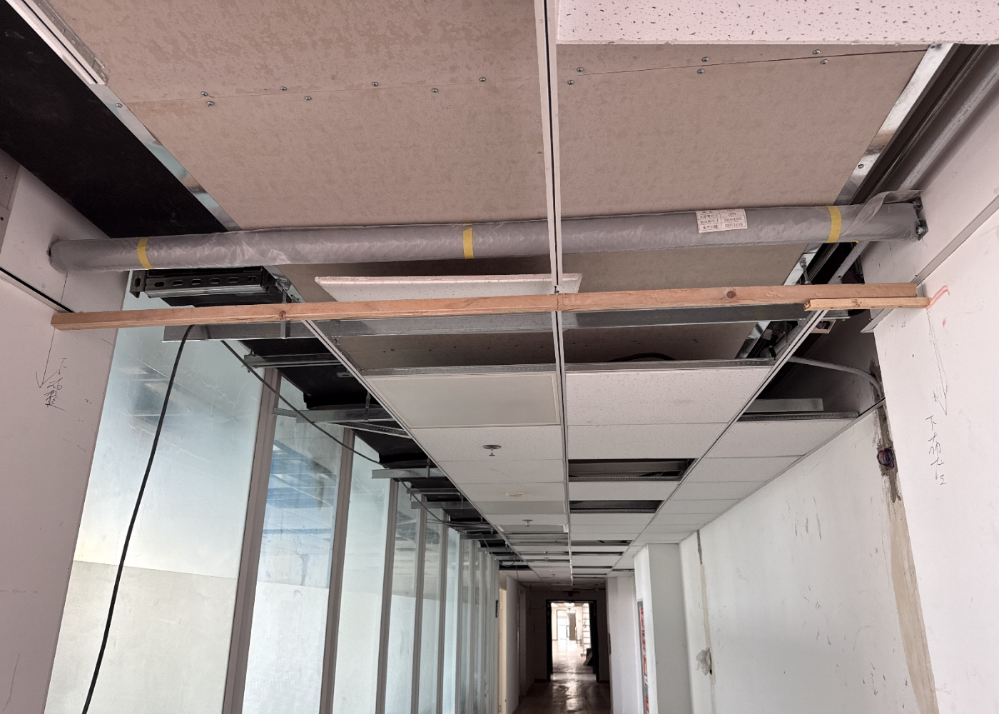 墨尼克医疗用品项目恒开利电动挡烟垂壁初装已完成