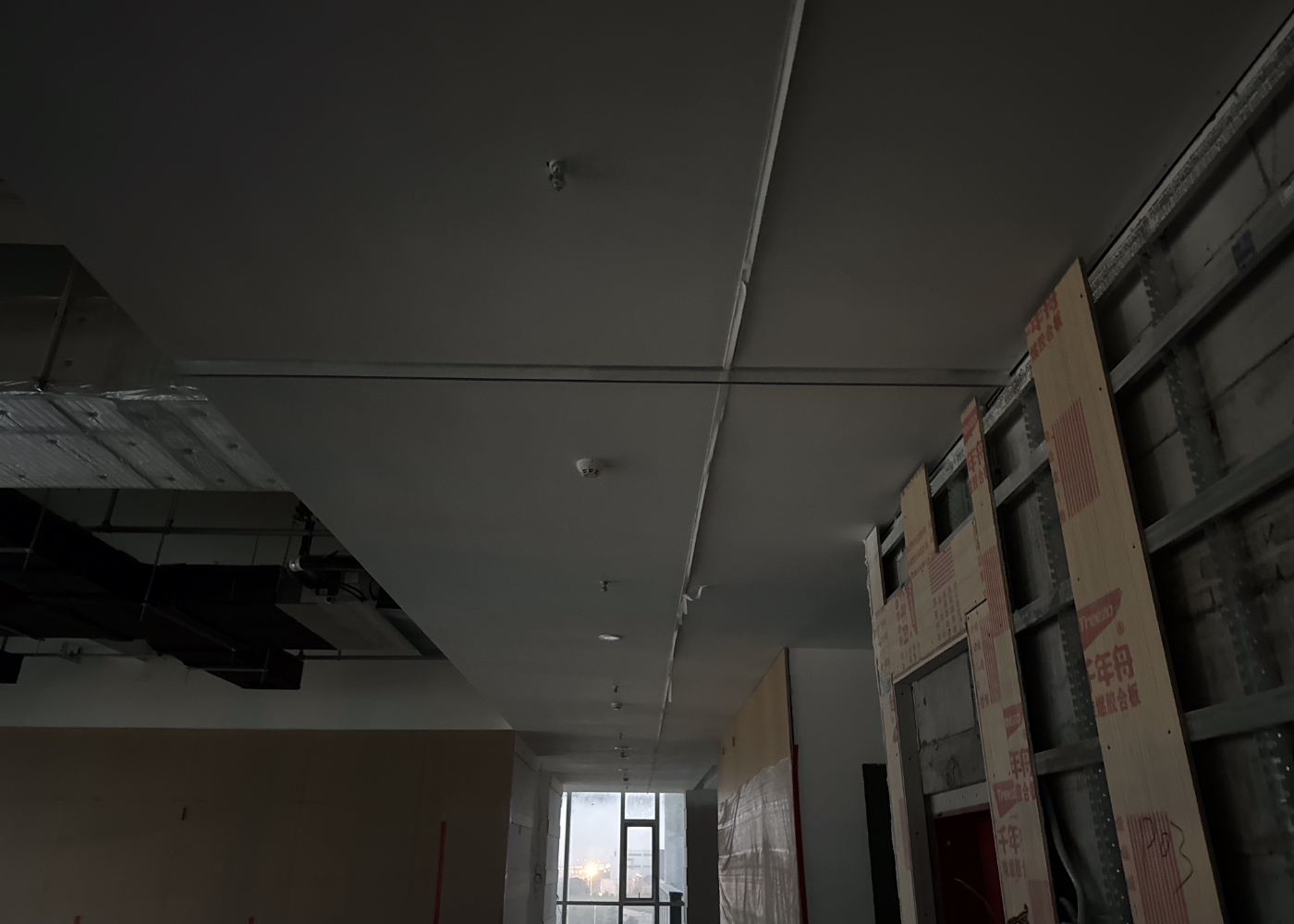 苏州智绿项目恒开利防火板挡烟垂壁安装上轨